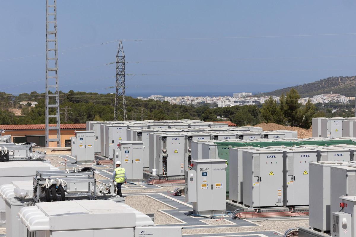 Todas las imágenes de la visita de Beatriz Corredor y Joan Groizard a la subestación eléctrica de Sant Antoni