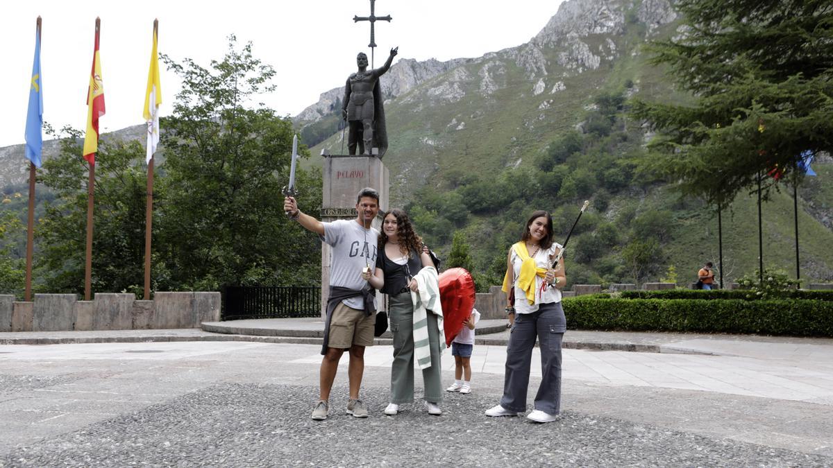 Noé Salvador y sus hijas Alba e Irene, junto a la estatua de Pelayo