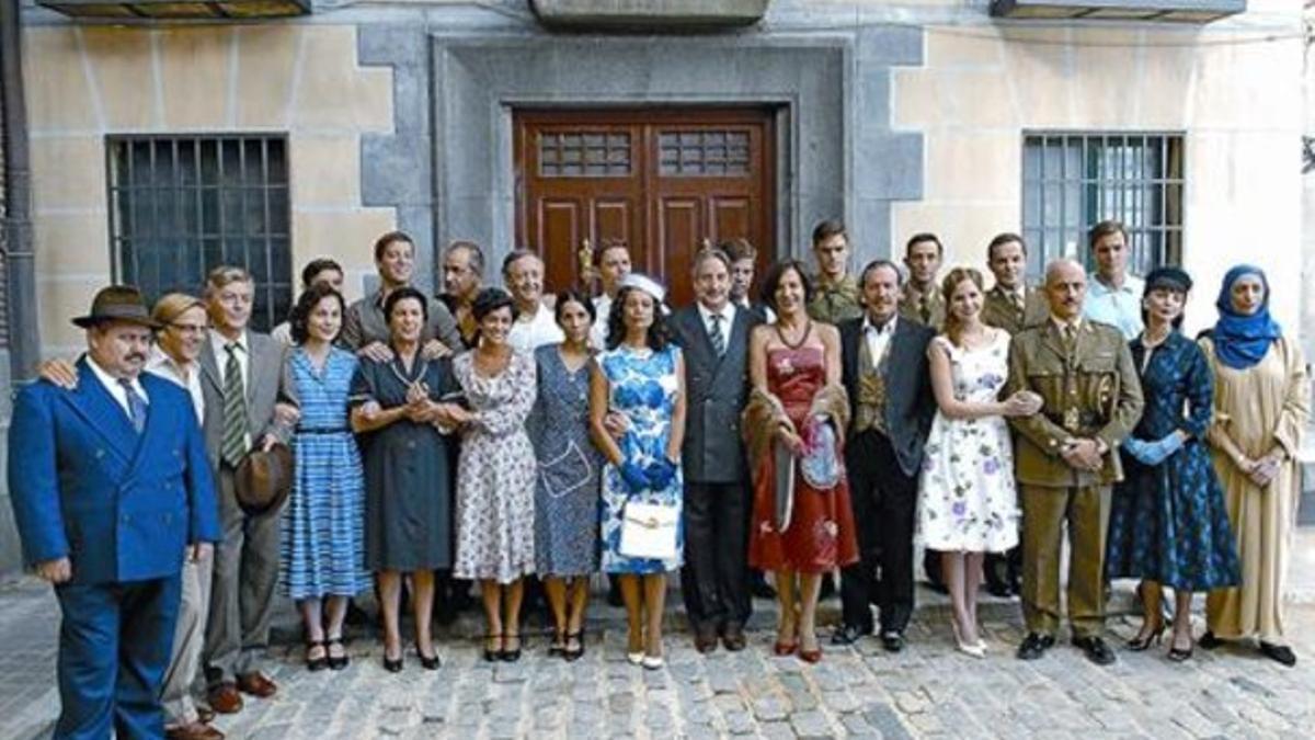 El equipo de actores de 'Amar en tiempos revueltos' al completo, en uno de los platós de la serie.