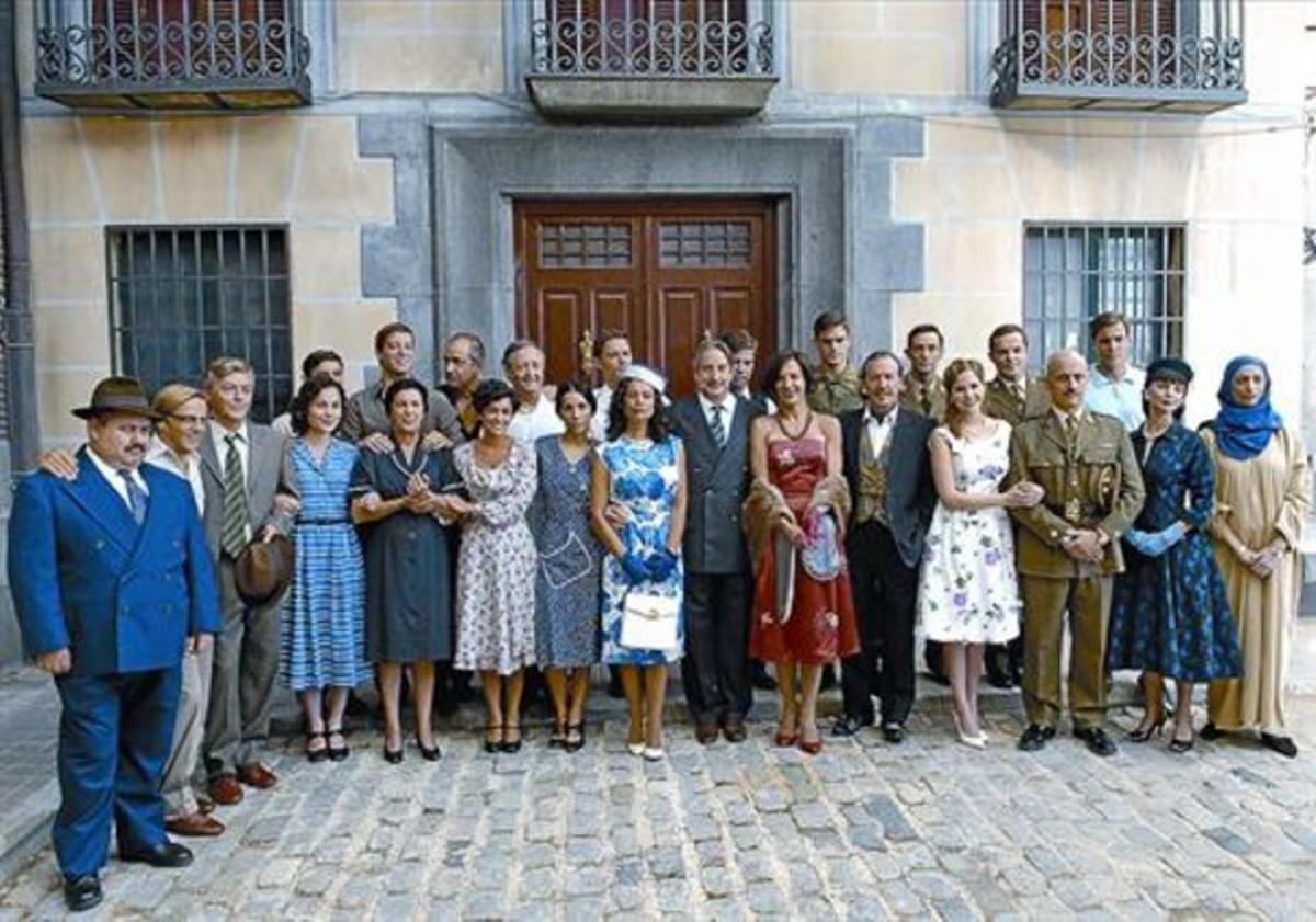 L’equip d’actors d’’Amar en tiempos revueltos’ al complet, en un dels platós de la sèrie. L’equip d’actors d’’Amar en tiempos revueltos’ al complet, en un dels platós de la sèrie.