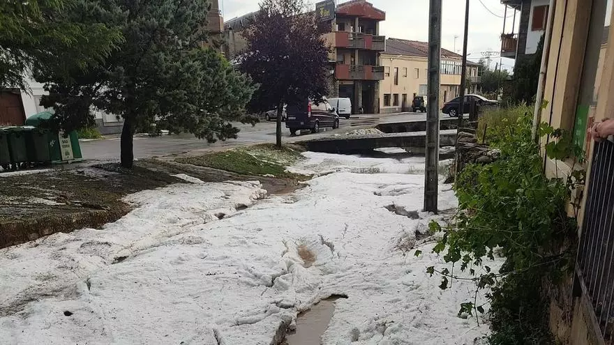 El hielo sorprende a San Vitero: espectacular granizada