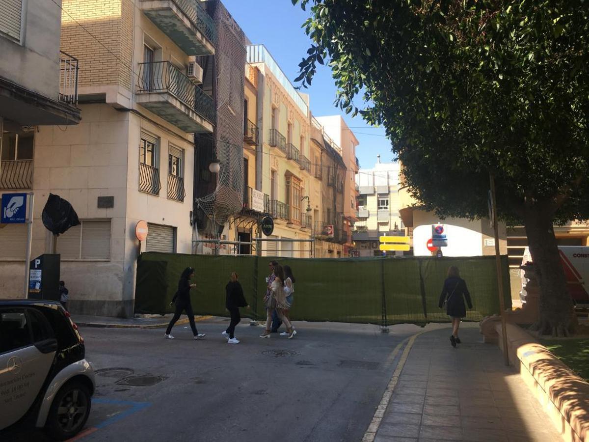 Imagen de un tramo de la Plaza Nueva cerrado al tráfico por el peligro de derrumbe de un inmueble.