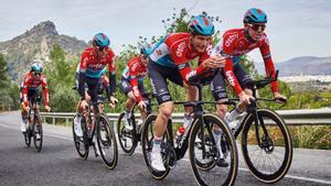 Los corredores del Lotto, durante un entrenamiento, con las bicis Orbea