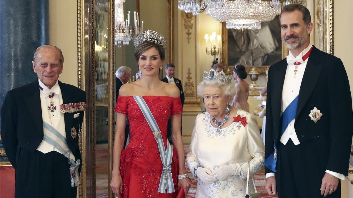 El duque de Edimburgo y la reina Isabel II junto a los reyes de España, Felipe VI y Letizia, a su llegada a la cena de gala ofrecida por la monarquía británica con motivo del viaje de Estado de los Reyes españoles al Reino Unido en julio de 2017.