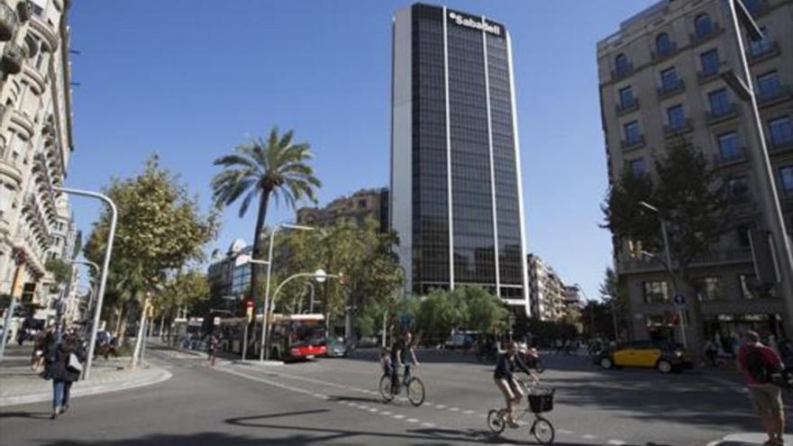 El Sabadell estudia trasladar una dirección general a Madrid