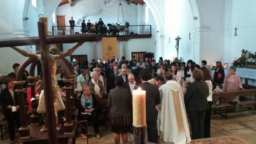 Celebración de la Santa Misa en honor a San Ildefonso y, a la derecha, bendición de los campos en Torregamones.