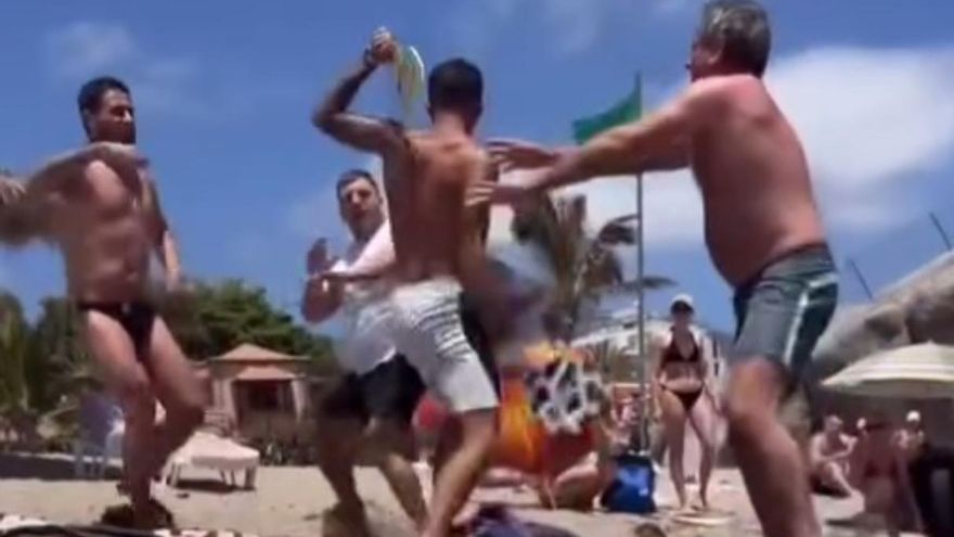 Brutal pelea en una playa de Canarias: golpes, palos y turistas huyendo en medio del caos