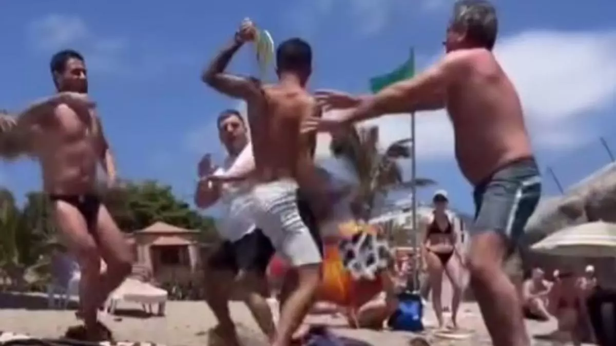 Brutal pelea en una playa de Canarias: golpes, palos y turistas huyendo en medio del caos