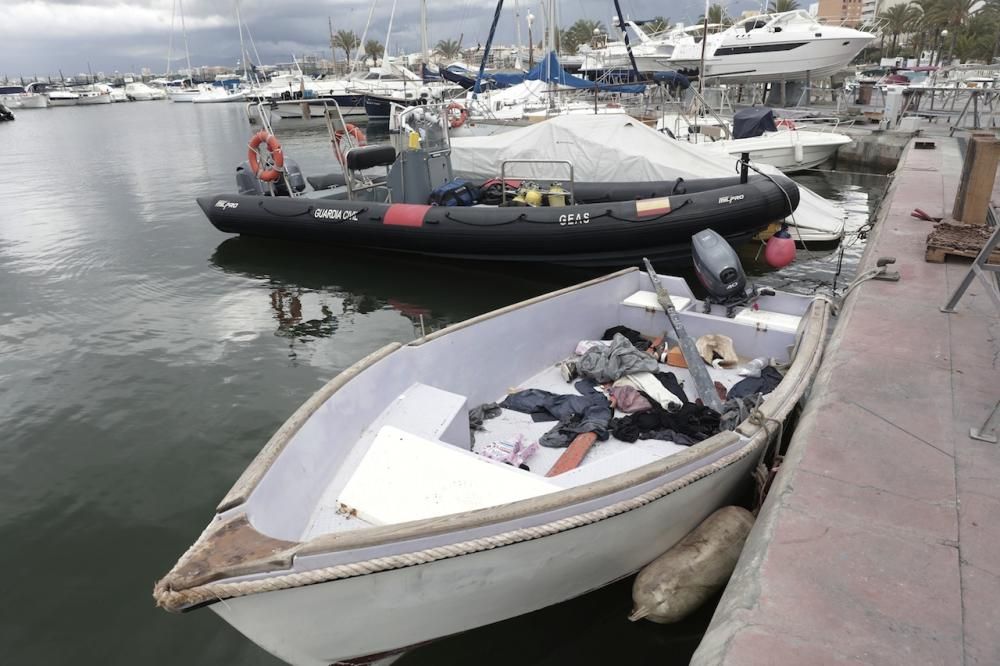 Aparece una patera encallada en las rocas cerca de Cala Pi