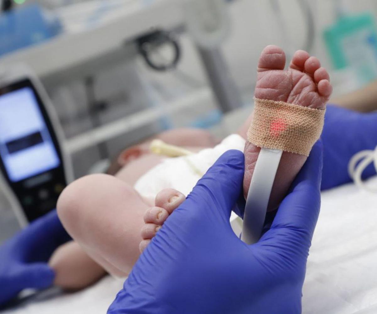 Con un pulsioxímetro se lleva a cabo el cribado neonatal de cardiopatías.  | A.J. GONZÁLEZ