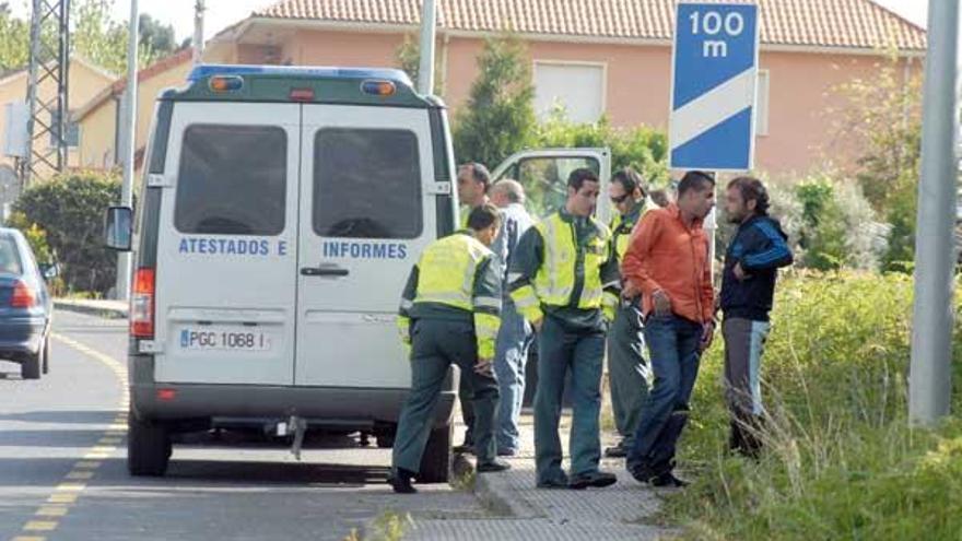 El jinete, a la derecha con ropa azul, junto a los agentes.