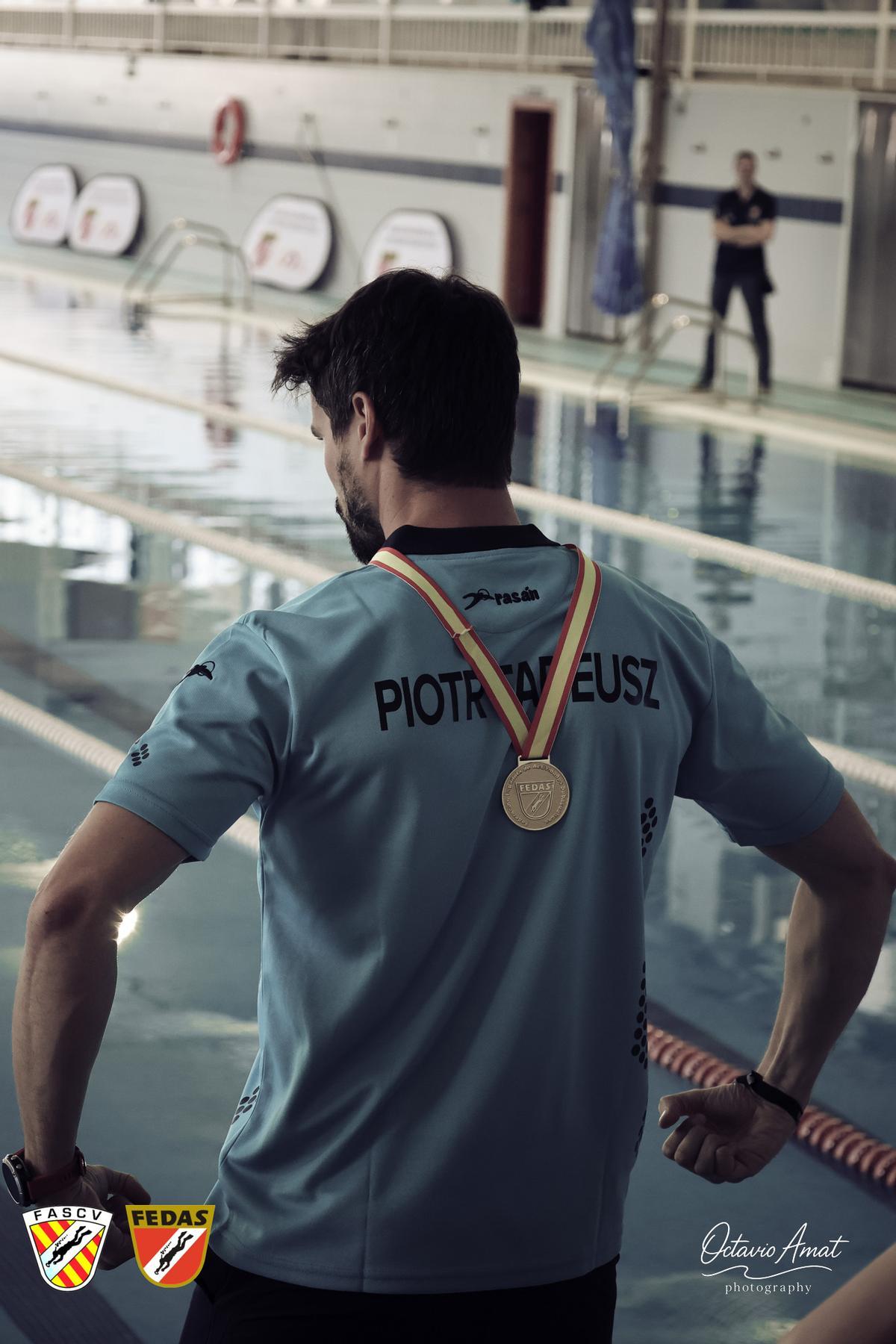 Oro de Piotr Tadeusz Konieczny en DYN