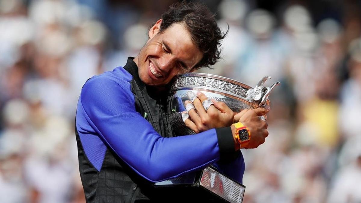 Nadal se abraza a su décima copa de Roland Garros.