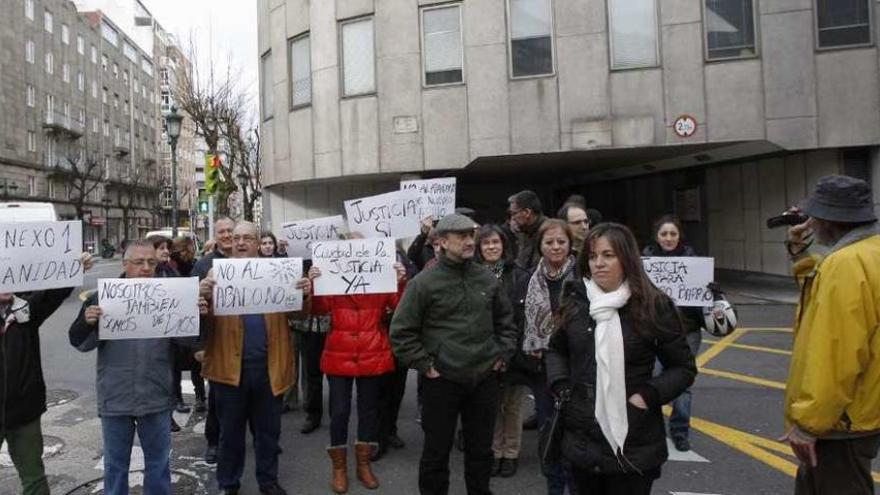 Decenas de vecinos protestan en el entorno del Xeral. // José Lores