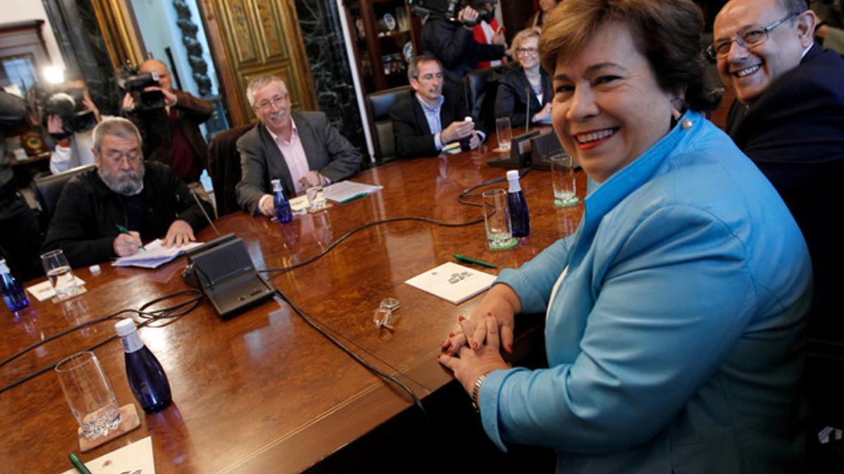 Cándido Méndez y Fernández Toxo, durante la reunión con la Defensora del Pueblo, María Luisa Cava.