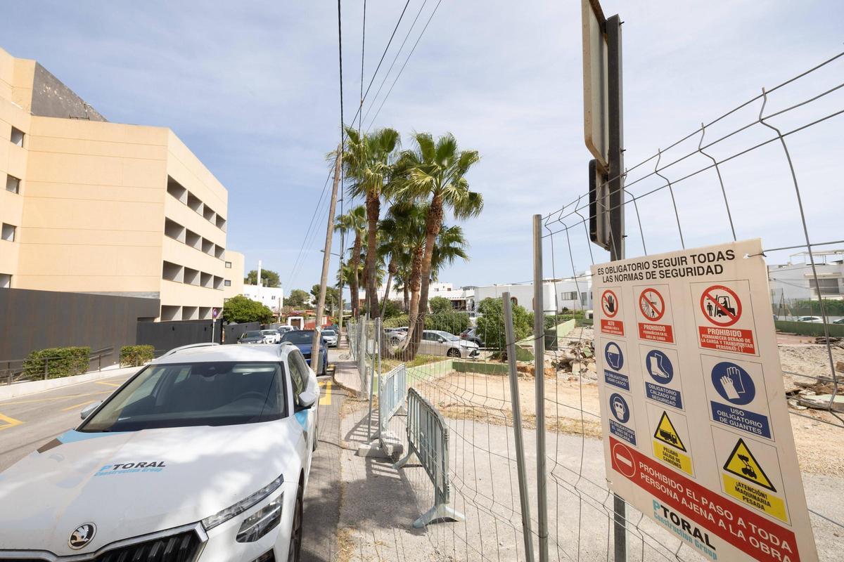 Obras en las pistas deportivas del Hotel El Corso.