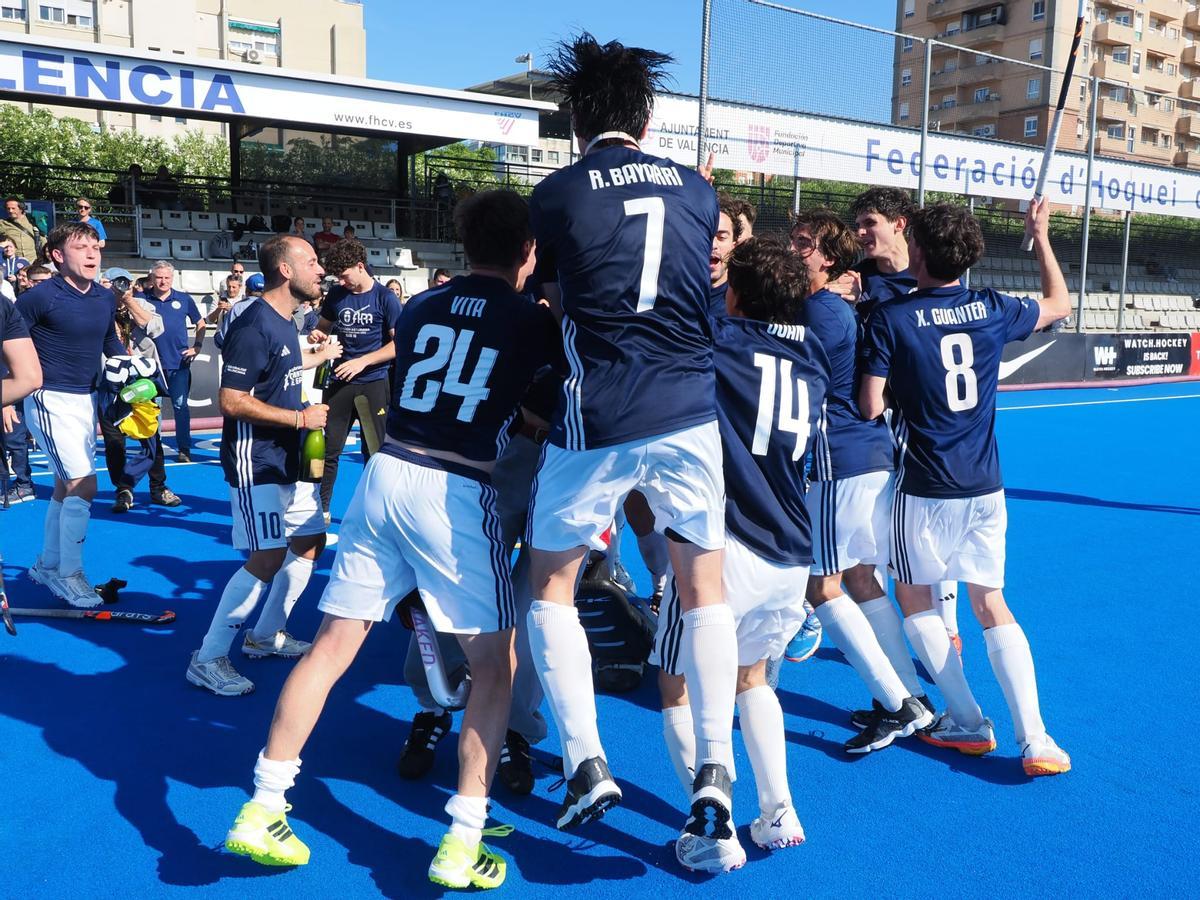Celebración de los valencianos en la pista del poliesportiu Verge del Carme-Beteró.
