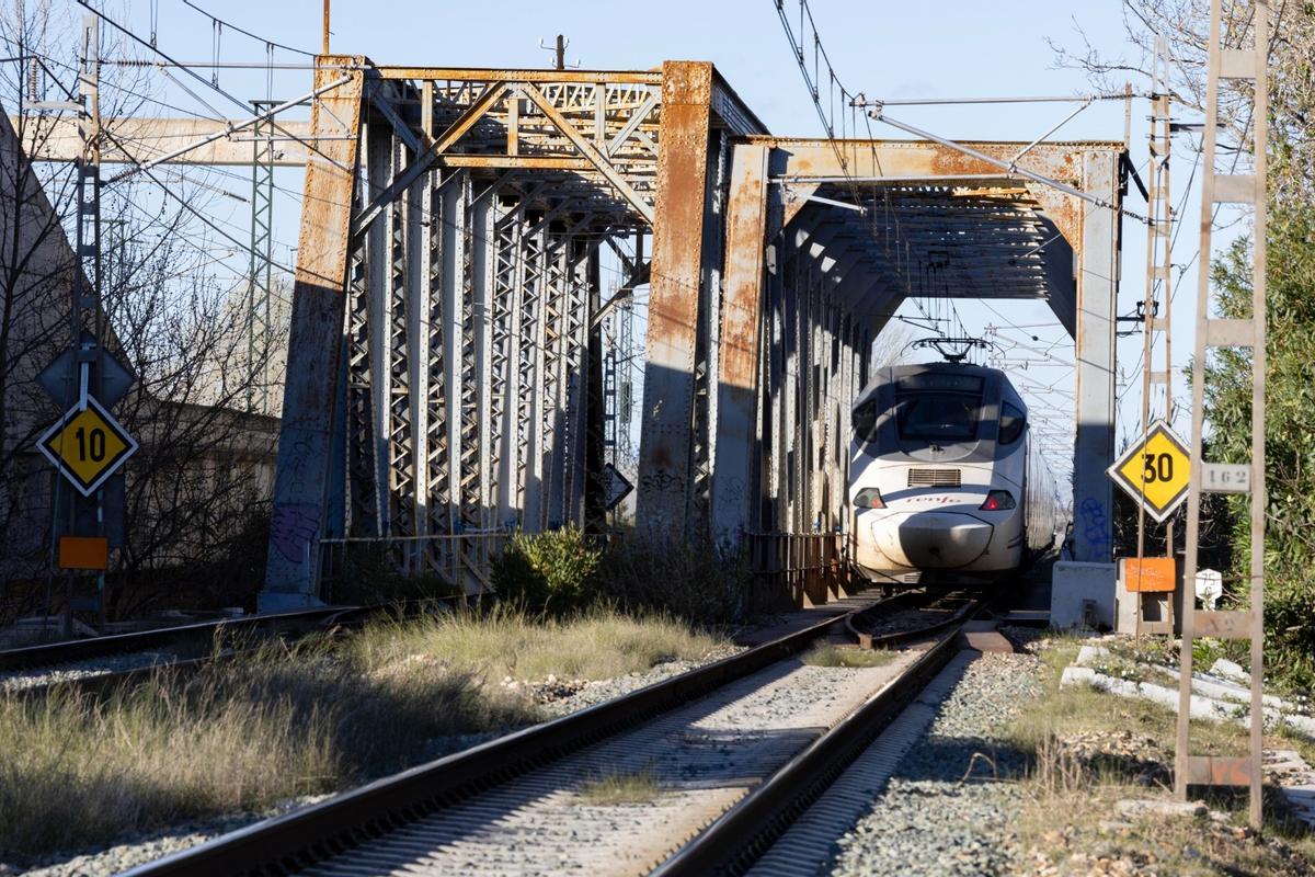 La señalización de 10 Km/hora ya se ha colocado en la vía a la altura del puente de hierro.