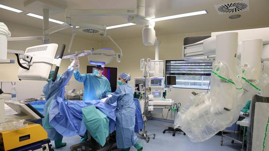 Los adscritos a Povisa tienen casi diez veces más complicado operarse por robot que el resto de los gallegos