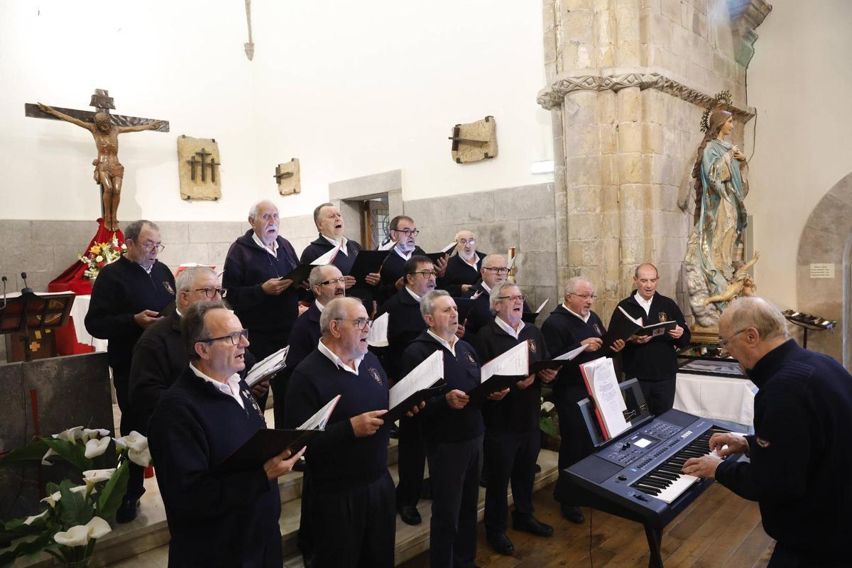 La procesión del Cristo de la Abadía de Cenero, en imágenes