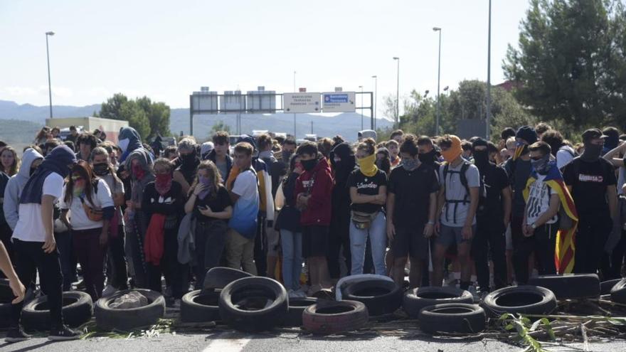 Els estudiants durant el tall de la C-55.