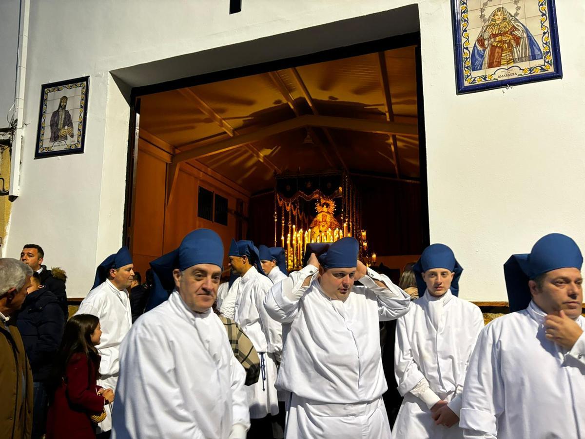 Virgen de la Amargura de la Cofradía de Valle de Lucena, en su capilla, con los santeros delante.