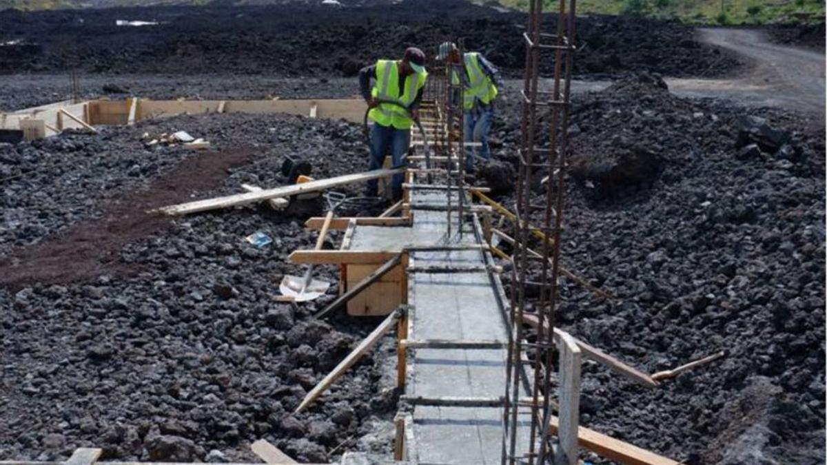 Los técnicos realizan mediciones para la construcción de viviendas. | | LP/DLP