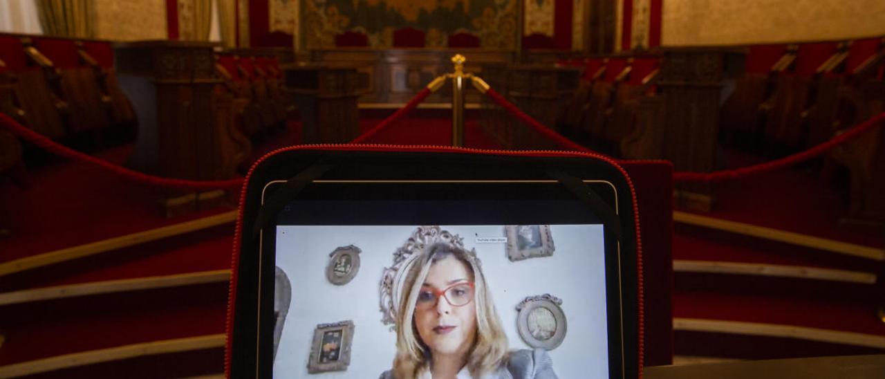 Una imagen de la vicealcaldesa en la sesión telemática, en un Salón de Plenos vacío.