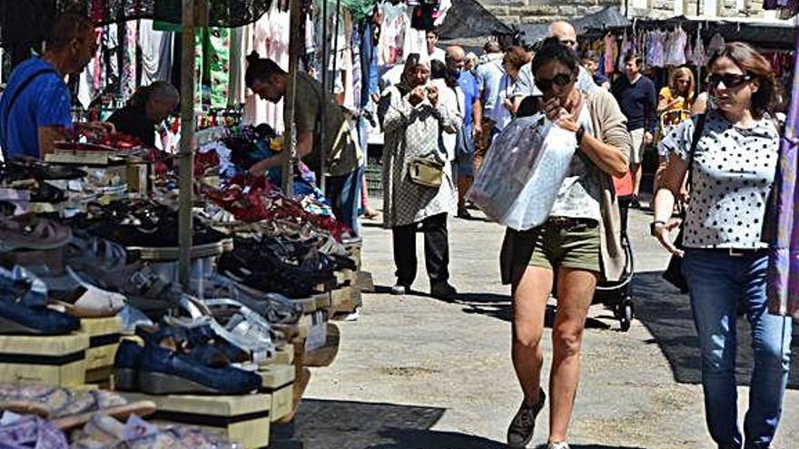 Dos jóvenes pasean por el mercado de El Puente.