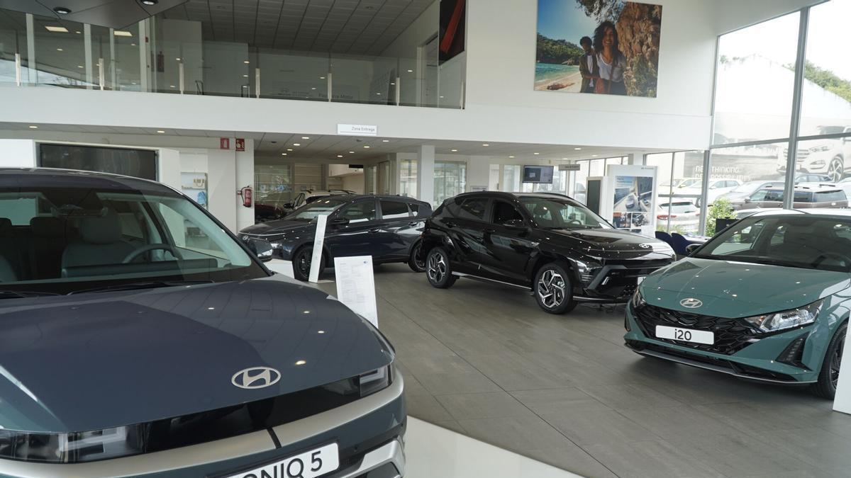 Coches  la venta en el concesionario Finisterre Motor, de A Coruña.