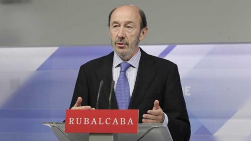 Rubalcaba: &quot;¿Se le ocurre al PP algo más? Aunque sea desde la playa&quot;