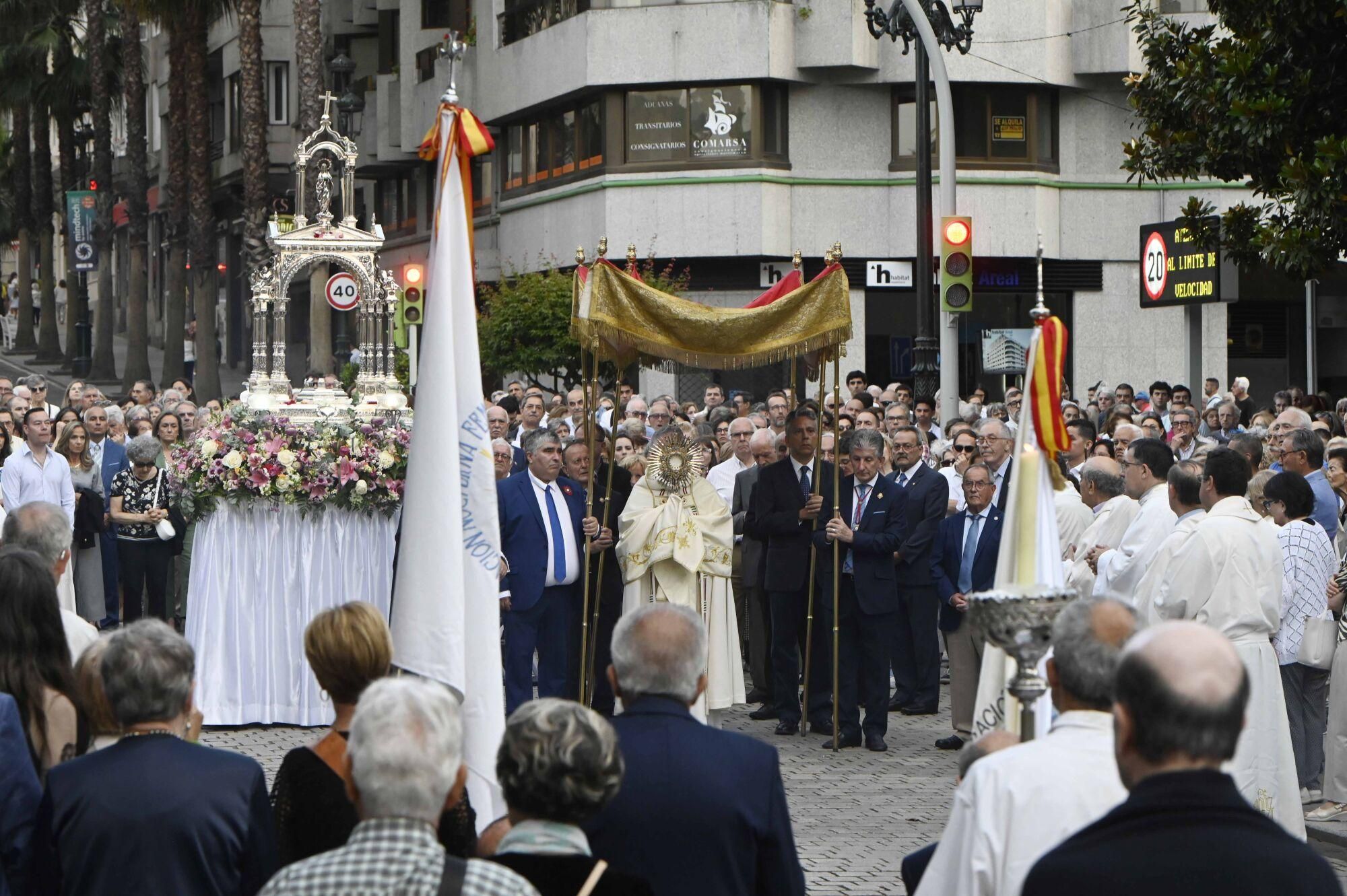 Un año más, los fieles vigueses participaron en una de las fechas más solemnes del calendario religioso, la celebración del Corpus Christi