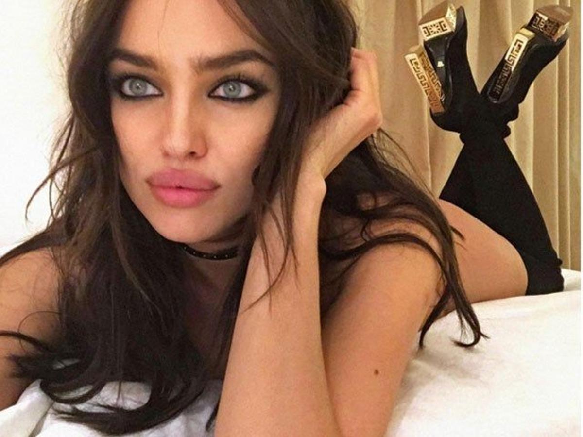 Irina Shayk y sus botas nada más