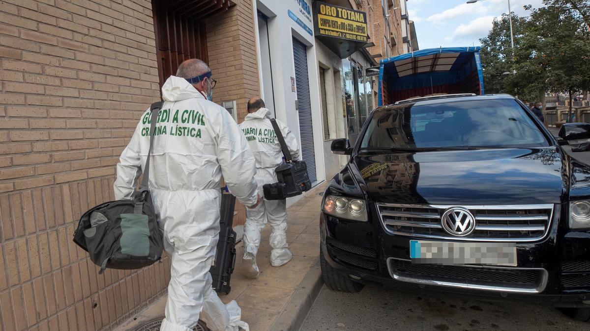 Agentes de la Unidad Criminalística de la Guardia Civil, este miércoles en la calle donde se cometió el crimen.