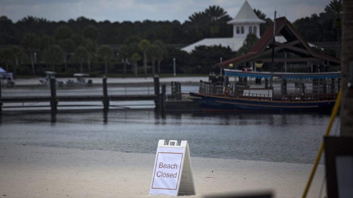 Un cartel anuncia el cierre de la playa cercana al complejo hotelero donde el niño de dos años fue atacado por un caimán, este miércoles.