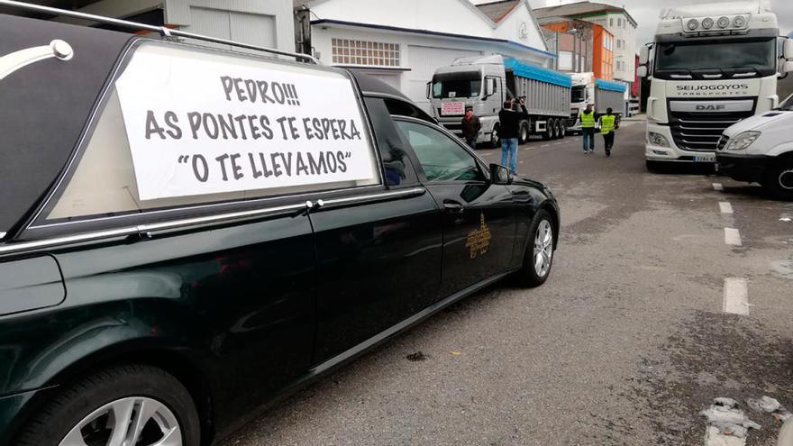 Coche fúnebre con mensaje dirigido al presidente Pedro Sánchez al iniciar, ayer, la caravana a Madrid.