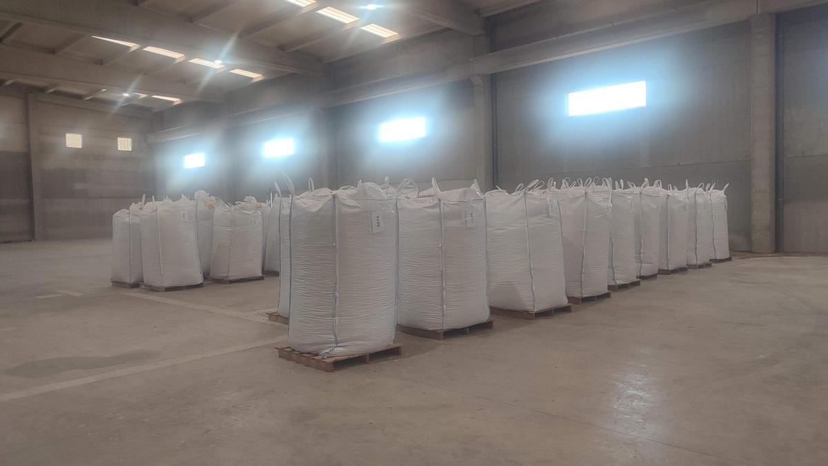 Las sacas de mil kilos se cargan para su viaje a Europa.