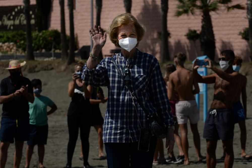 La Reina Sofía participa en una recogida de residuos en una playa de Rincón