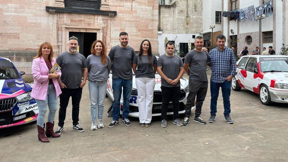 Por la izquierda, la concejala de Deportes, Lorena Cabo, el hostelero de "Carita Morena", José Manuel Díez, los miembros de la escudería Villa de Grado, Lucía Otero, Pablo Fernández "Pistolo" y Noelia Arrabal, el presidente de la entidad deportiva moscona, Domingo Alonso, Iván Pérez, de la escudería, y el dueño de Benfer, Daniel Berdasco.