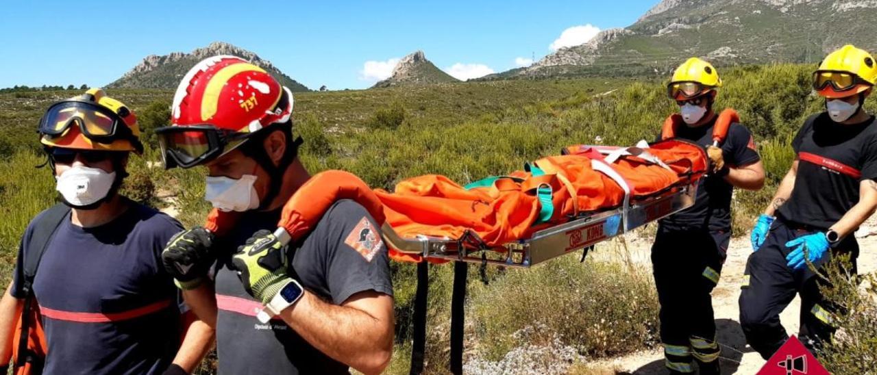 Un momento del descenso de la mujer accidentada en camilla por los Bomberos.