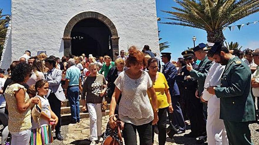 Los feligreses salen, ayer, de la ermita de Las Nieves tras la misa del mediodía.