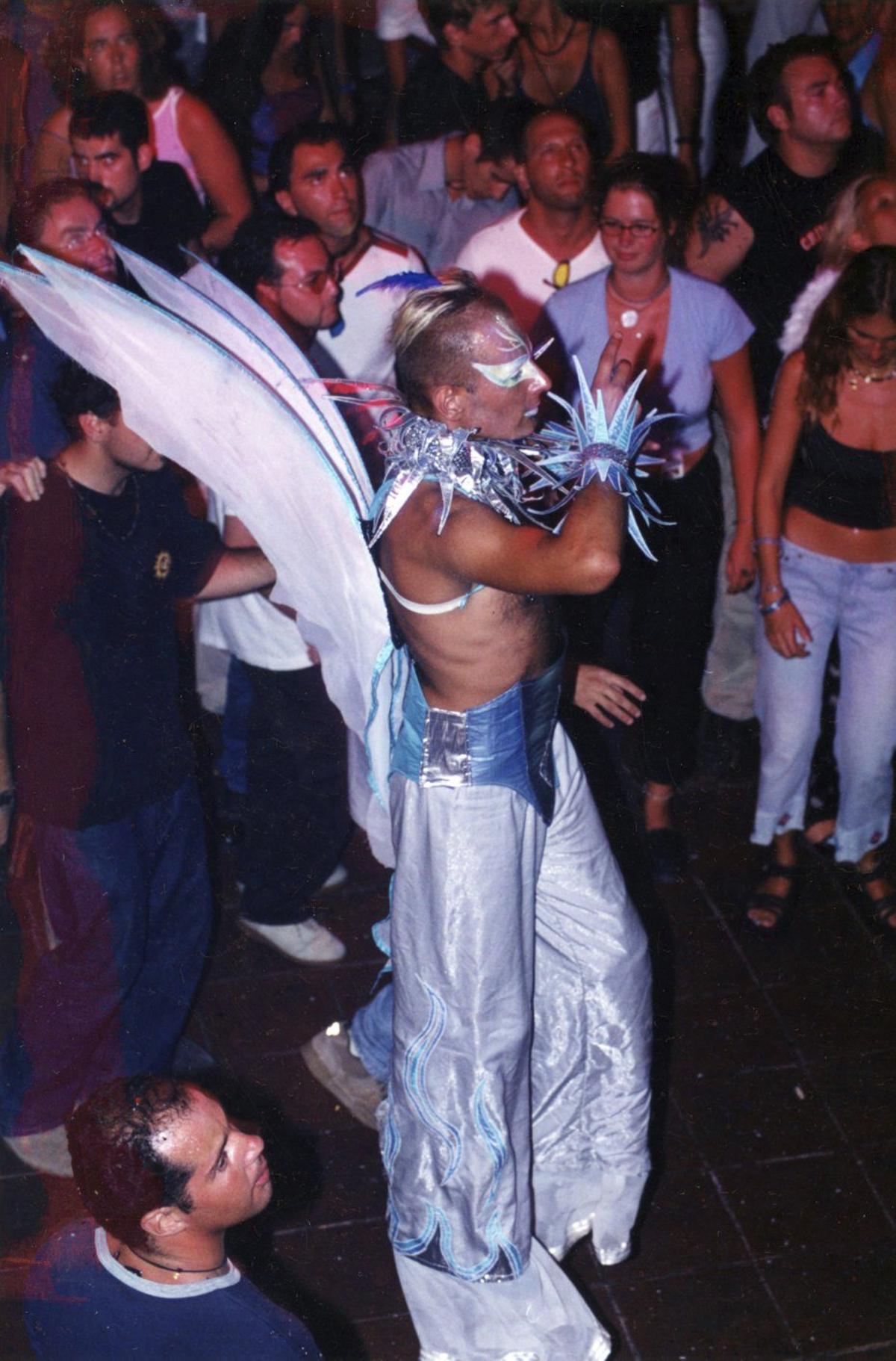 Uno de los bailarines en una fiesta en los 2000. | AMNESIA