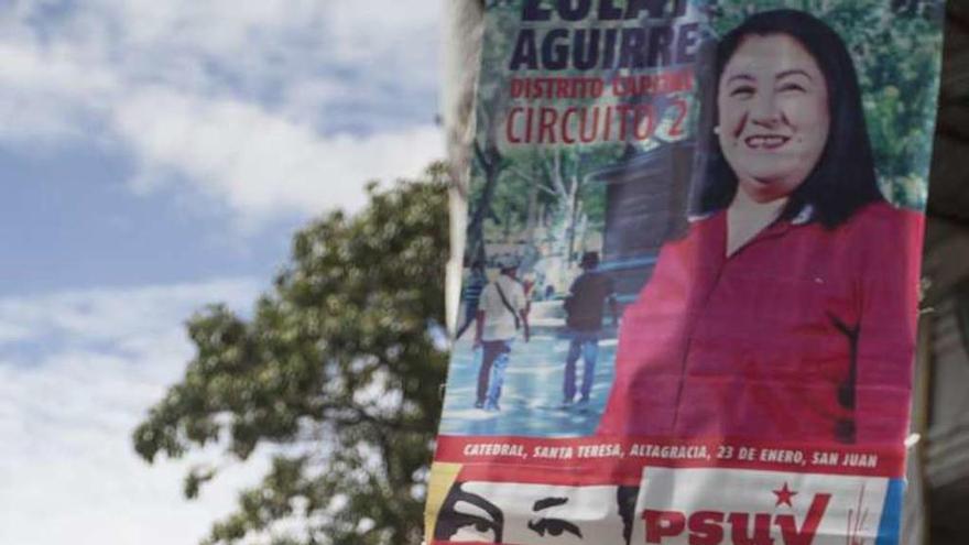 Un cartel electoral del fallecido Chávez, anteayer, en Venezuela. // Efe