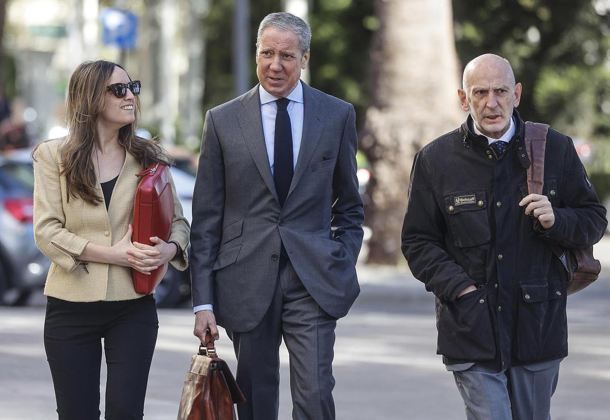 Eduardo Zaplana, con sus abogados, al llegar a la Ciudad de la Justicia de València durante el juicio.