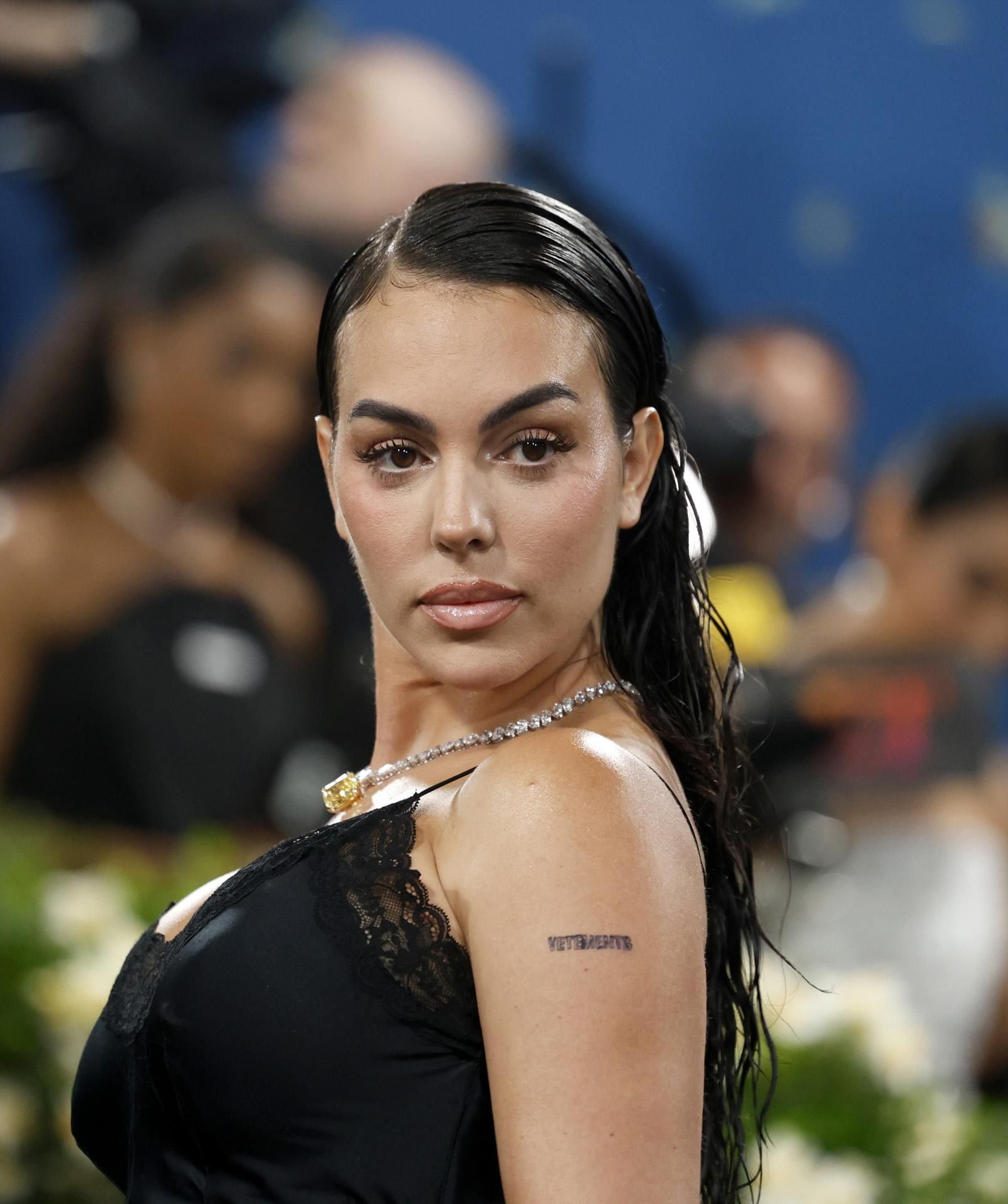 El tatuaje que ha lucido Georgina Rodríguez con el nombre de la firma del vestido