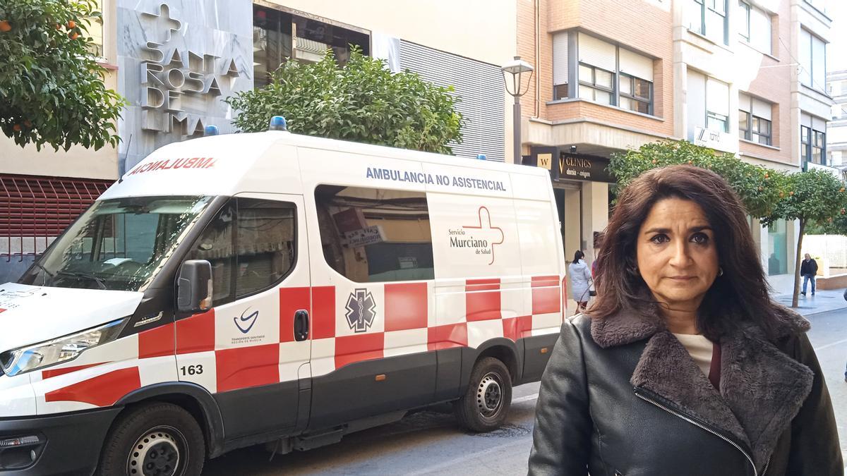 La edil popular Maite Martínez a las puertas del Centro de Especialidades Santa Rosa de Lima.