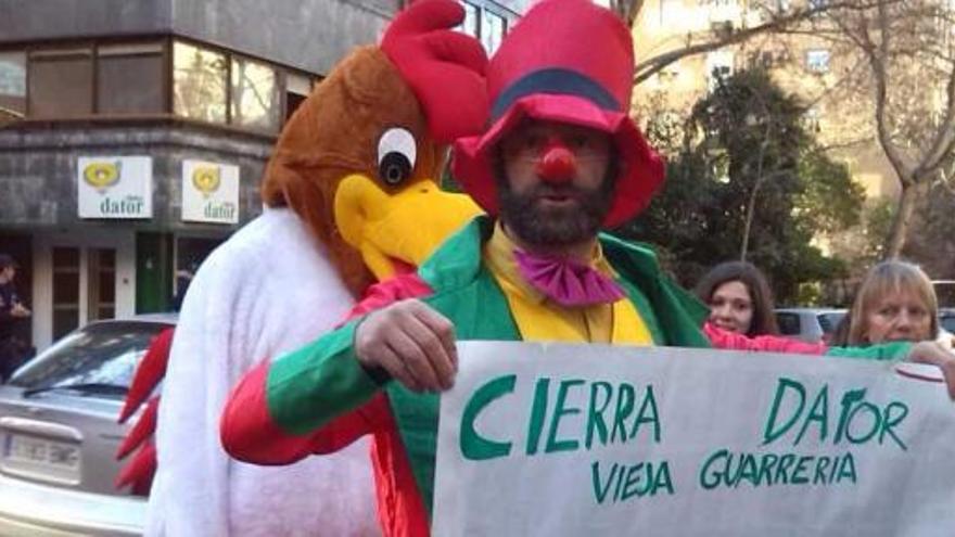 Un antiabortista disfrazado de payaso.