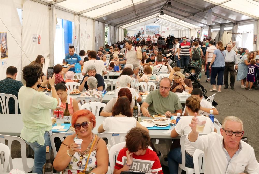 La XVII edición de la Festa do Marisco dijo adiós ayer con largas colas y miles de raciones vendidas.