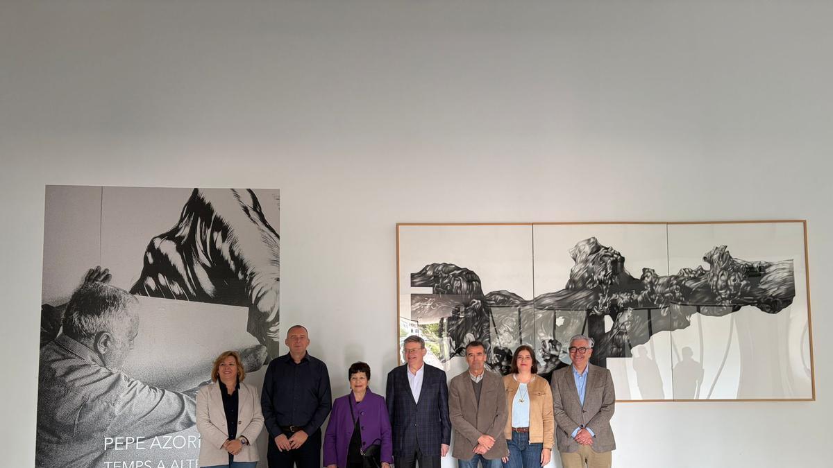 De izquierda a derecha: Mayte Garcia, secretaria general comarcal; Diego Zaragozí, alcalde de Altea; Rosa, viuda de Azorín; Ximo Puig; Deo Sánchez, Anna Lanuza y Jose M Borja, concejales socialistas del Ayto. De Altea.