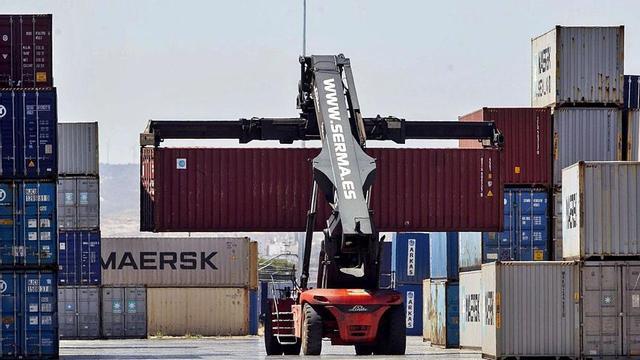 Movimiento de contenedores de mercancías en la Terminal Marítima de Zaragoza (TMZ), uno de los puntos de salida de la exportaciones aragonesas. | EFE / JAVIER CEBOLLADA